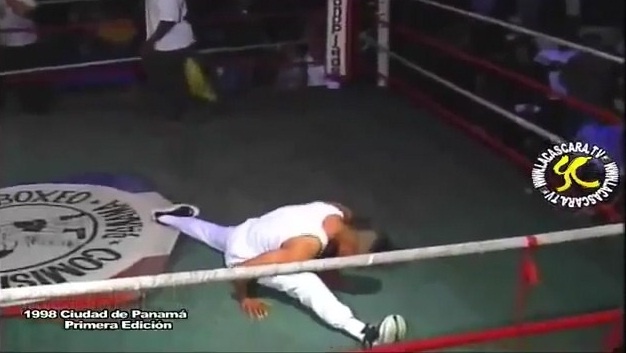 Cái kết bẽ bàng cho võ sĩ kiêu ngạo giơ mặt cho đối thủ đấm ảnh 1 Cai ket be bang cho vo si kieu ngao gio mat cho doi thu dam anh 1