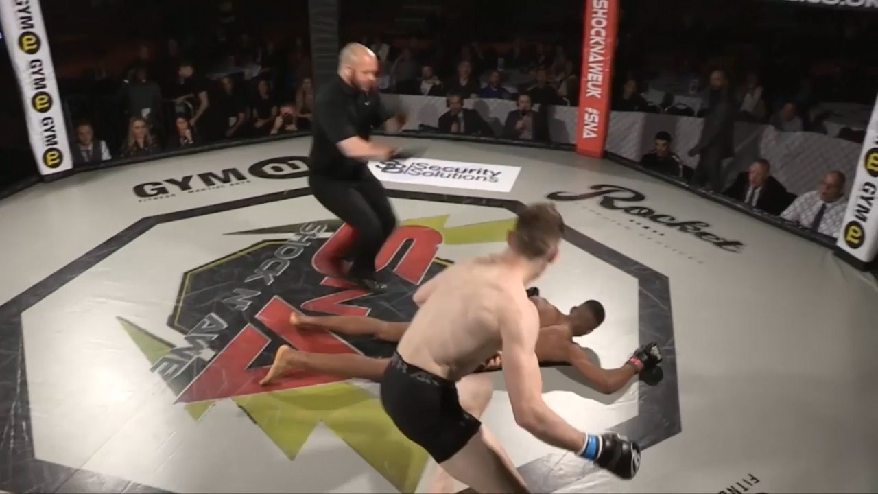 Cu da xoay dep mat cua vo si Flint khien doi thu nga guc hinh anh