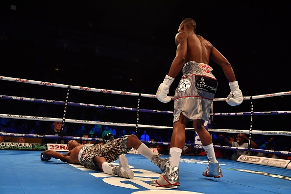 Vo si Nam Phi lap ky luc ve tran tranh dai ngan nhat lich su quyen anh hinh anh