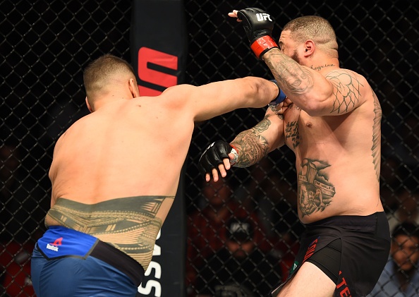 Vo si UFC ha bat tinh doi thu bang don goi bay anh 5