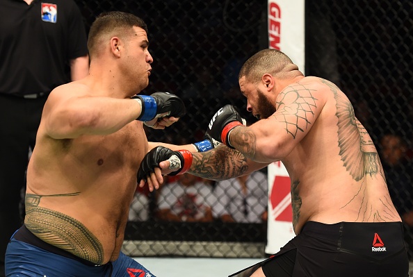 Vo si UFC ha bat tinh doi thu bang don goi bay anh 6