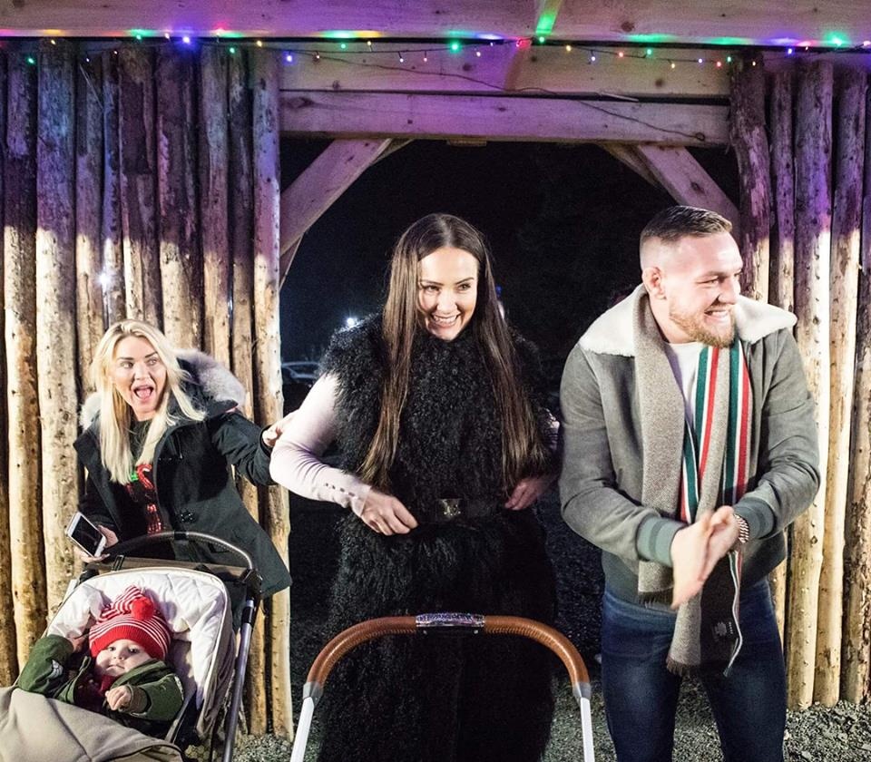 Conor McGregor vui ve ben gia dinh anh 2