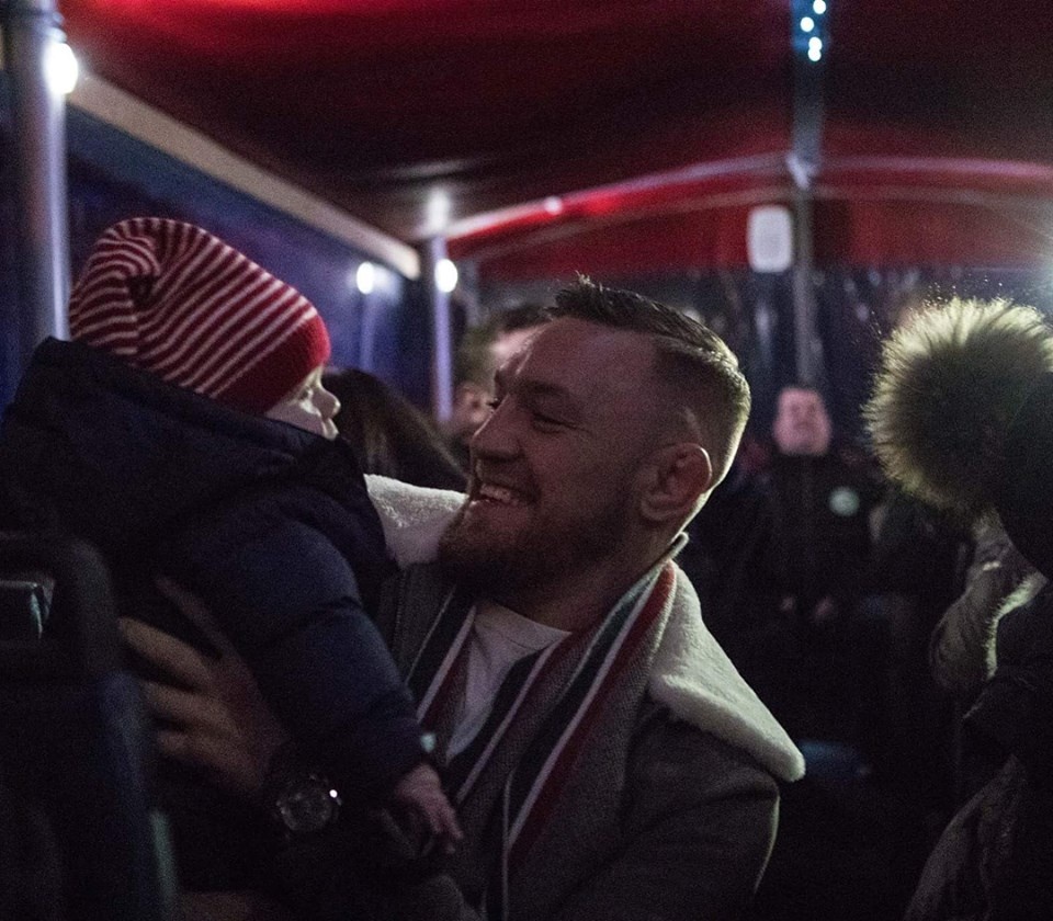 Conor McGregor vui ve ben gia dinh anh 3