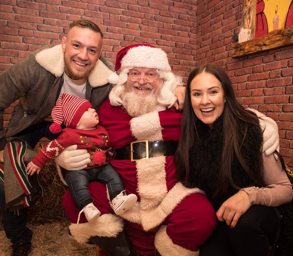 McGregor vui ve ben gia dinh truoc tin don nghi thi dau 6 thang hinh anh