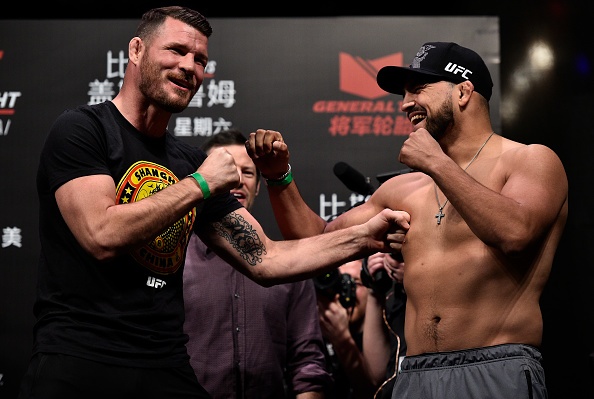 UFC FN 122: nha cuu vo dich bi dam guc sau 2 phut anh 1