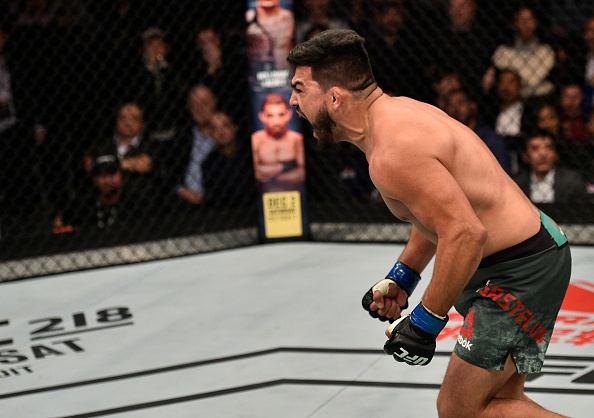 UFC FN 122: nha cuu vo dich bi dam guc sau 2 phut anh 8