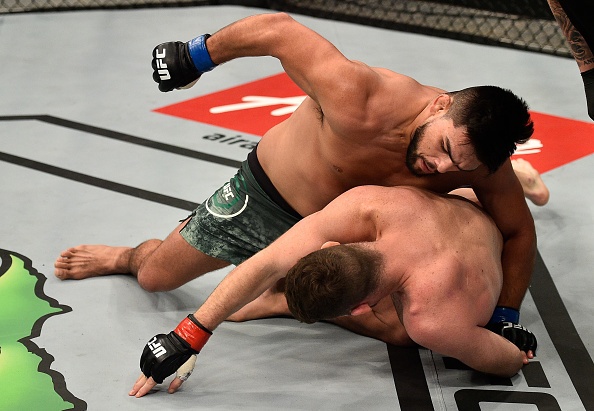 UFC FN 122: nha cuu vo dich bi dam guc sau 2 phut anh 7