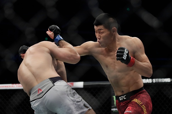 UFC FN 122: nha cuu vo dich bi dam guc sau 2 phut anh 10