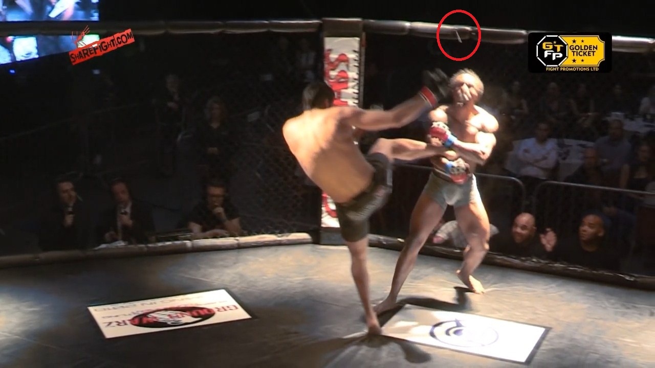 Võ sĩ đổ gục bất động sau khi bị đá bay răng ảnh 1 Vo si do guc bat dong sau khi bi da bay rang anh 1