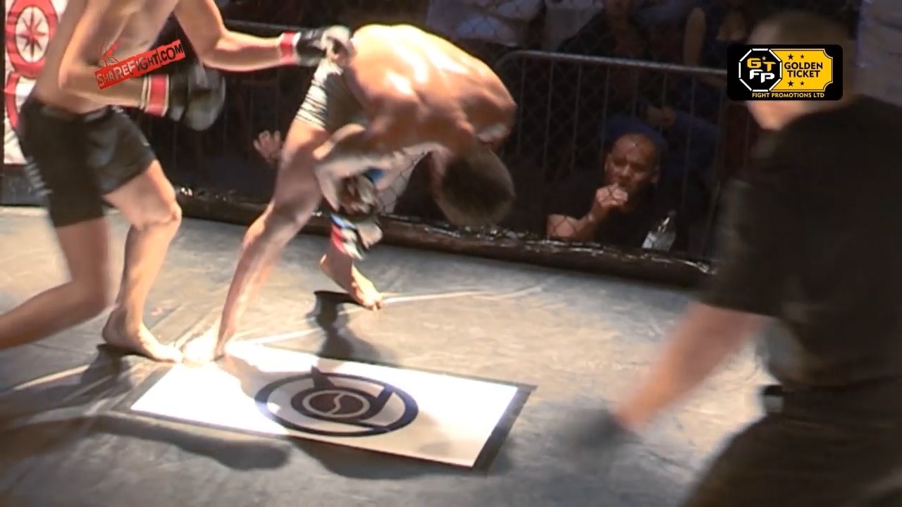 Cu da knock-out ron nguoi cua vo si Ba Lan hinh anh