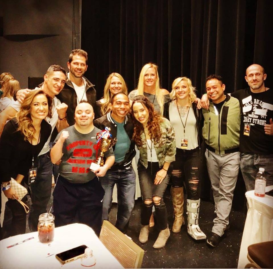 Vo si mac hoi chung Down khoa guc tay dam UFC anh 2