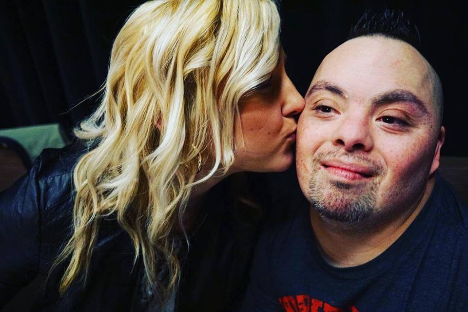 Vo si mac hoi chung Down khoa guc tay dam UFC anh 3