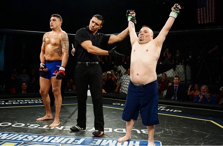 Vo si mac hoi chung Down gianh chien thang de doi truoc tay dam UFC hinh anh
