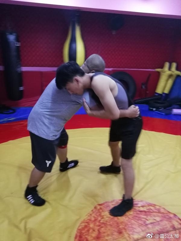 Học xong MMA, Ngụy Lôi đã sẵn sàng ứng chiến Từ Hiểu Đông ảnh 2 Hoc xong MMA, Nguy Loi da san sang ung chien Tu Hieu Dong anh 2