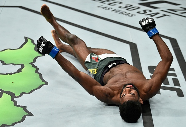 Võ sĩ UFC bật khóc sau khi chứng kiến đá gục đối thủ ảnh 3 Vo si UFC bat khoc sau khi chung kien da guc doi thu anh 3