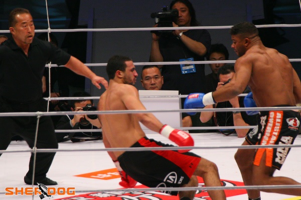 Tran dau giua Badr Hari va ngoi sao UFC Overeem hinh anh