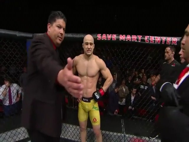 Võ sĩ UFC bật khóc sau khi chứng kiến đá gục đối thủ ảnh 5 Vo si UFC bat khoc sau khi chung kien da guc doi thu anh 5