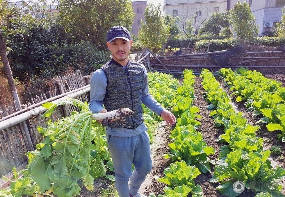 Giua lan song chi trich, Nhat Long giai nghe chuyen sang lam nong? hinh anh