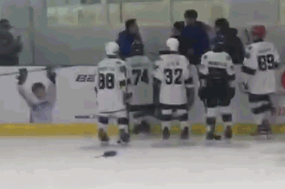 Au da no ra trong tran dau thuoc giai tre mon hockey o Trung Quoc hinh anh