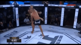Bi knockdown cung luc voi doi thu, vo si thang vi nhanh hon mot giay hinh anh