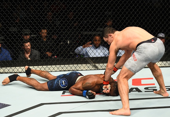 Vo si UFC thang bang combo don goi anh 7