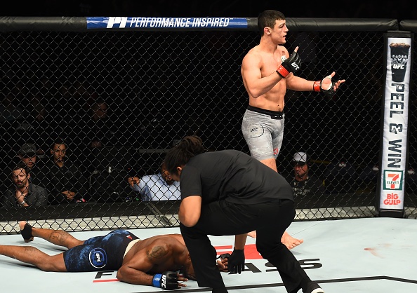 Vo si UFC thang bang combo don goi anh 8