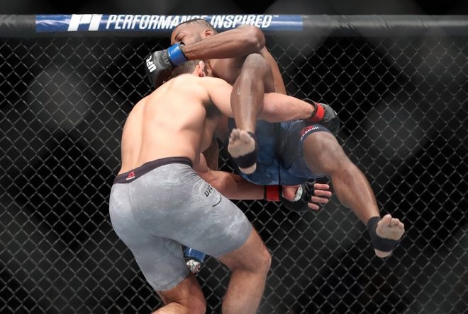 Vo si UFC thang bang combo don goi anh 4