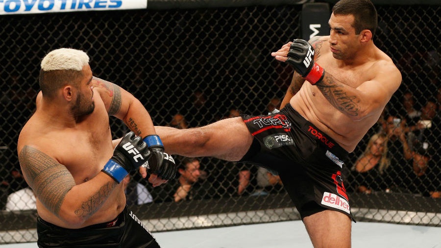 Đòn đánh ‘lấy thịt đè người’ hài hước của huyền thoại UFC ảnh 2 Don danh ‘lay thit de nguoi’ hai huoc cua huyen thoai UFC anh 2