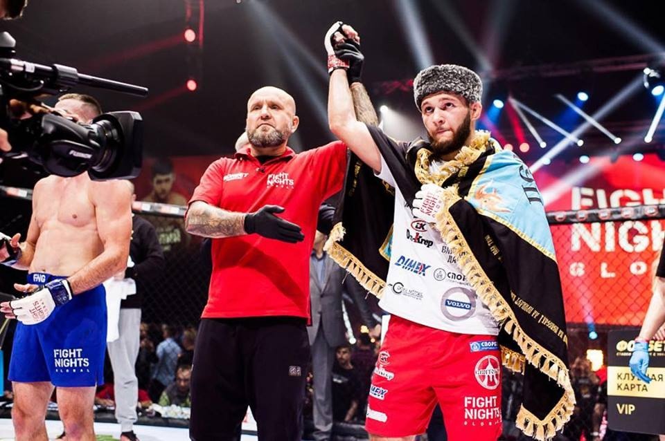 Pha knock-out dang so cua vo si nguoi Nga hinh anh