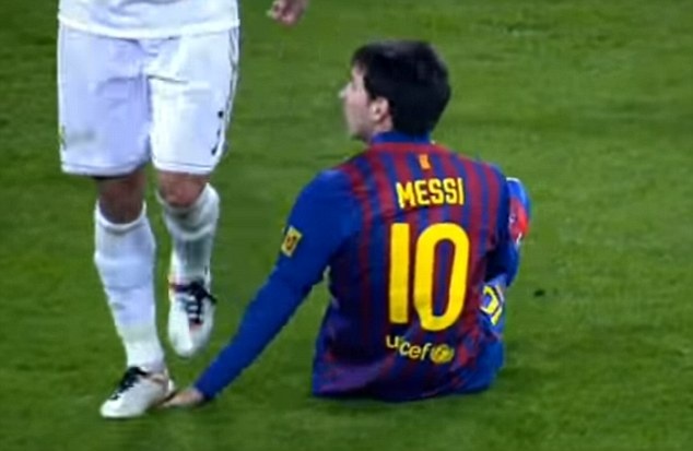 Tinh huong Pepe giam len tay cua Messi hinh anh