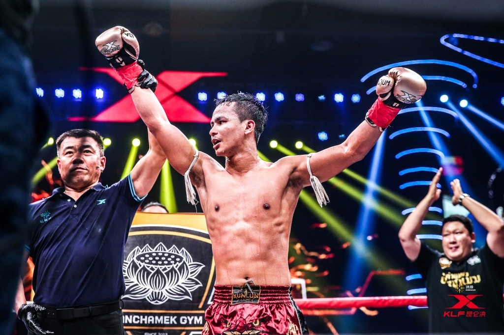 Superbon va quyet dinh dua vo si vo danh thanh kickboxer so 2 the gioi hinh anh