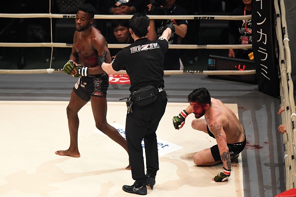 Tay đấm MMA bị thua vì dây đai võ đài ảnh 1 Tay dam MMA bi thua vi day dai vo dai anh 1