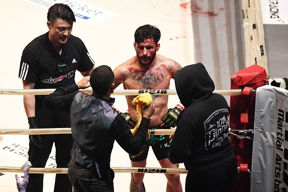 Tay đấm MMA bị thua vì dây đai võ đài ảnh 2 Tay dam MMA bi thua vi day dai vo dai anh 2