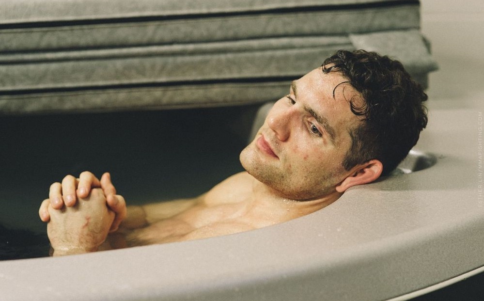 Vo si Chris Weidman giam 2,5 kg trong 3 gio hinh anh