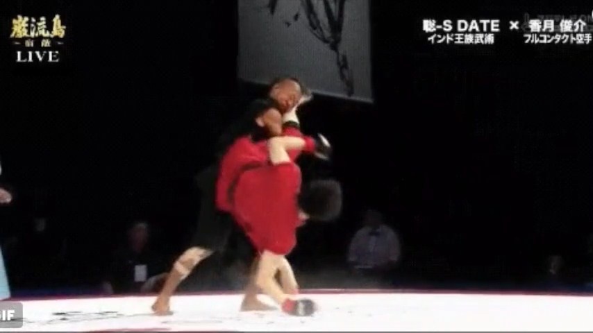 Cu da giup tay dam MMA danh bai vo su karate hinh anh