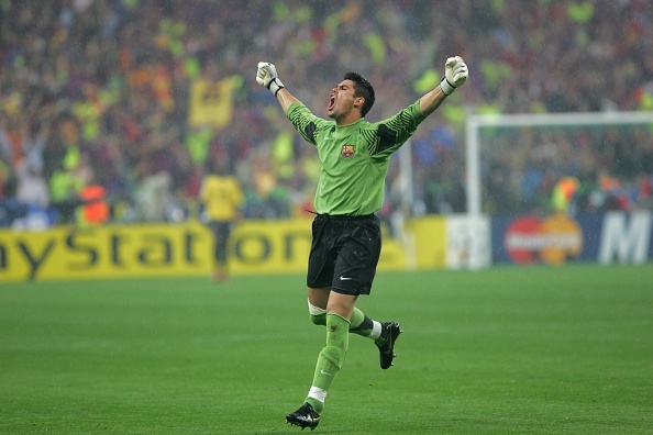Khoanh khac dang nho cua Victor Valdes trong mau ao Barca hinh anh