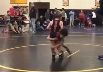 Cậu bé gây ‘bão mạng’ vì đòn chơi xấu với đối thủ ảnh 1 Cau be gay ‘bao mang’ vi don choi xau voi doi thu anh 1