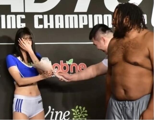 Võ sĩ Hàn thua mất mặt,  lỡ cơ hội tán tỉnh người đẹp ảnh 1 Vo si Han thua mat mat,  lo co hoi tan tinh nguoi dep anh 1