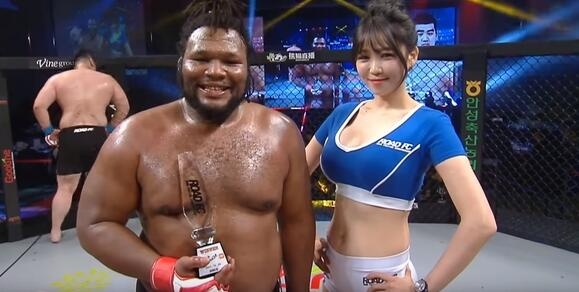 Võ sĩ Hàn thua mất mặt,  lỡ cơ hội tán tỉnh người đẹp ảnh 2 Vo si Han thua mat mat,  lo co hoi tan tinh nguoi dep anh 2