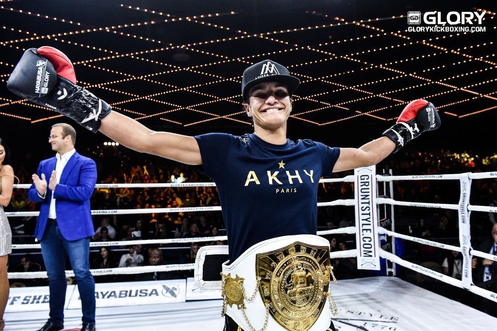 Nữ võ sĩ Muay Thái dùng chân không đá gãy cây ảnh 2 Nu vo si Muay Thai dung chan khong da gay cay anh 2