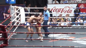 Vo si Muay Thai non vao doi thu truoc khi bi ha knock-out hinh anh