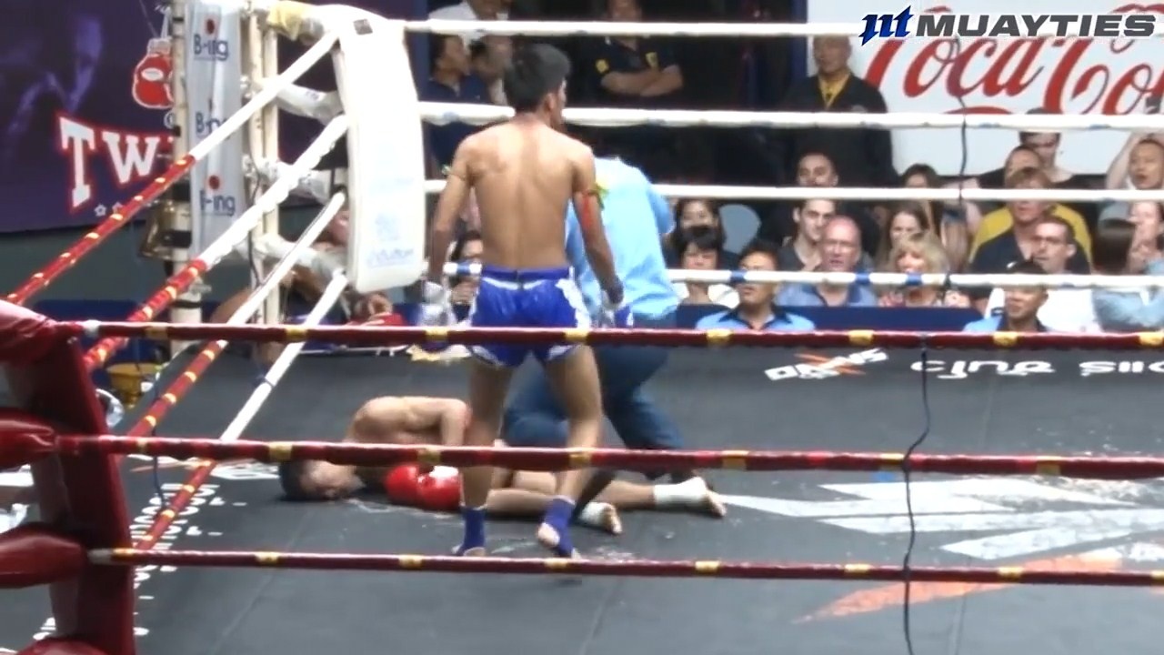 Võ sĩ Muay Thái nôn vào đối thủ trước khi bị hạ knock-out ảnh 1 Vo si Muay Thai non vao doi thu truoc khi bi ha knock-out anh 1