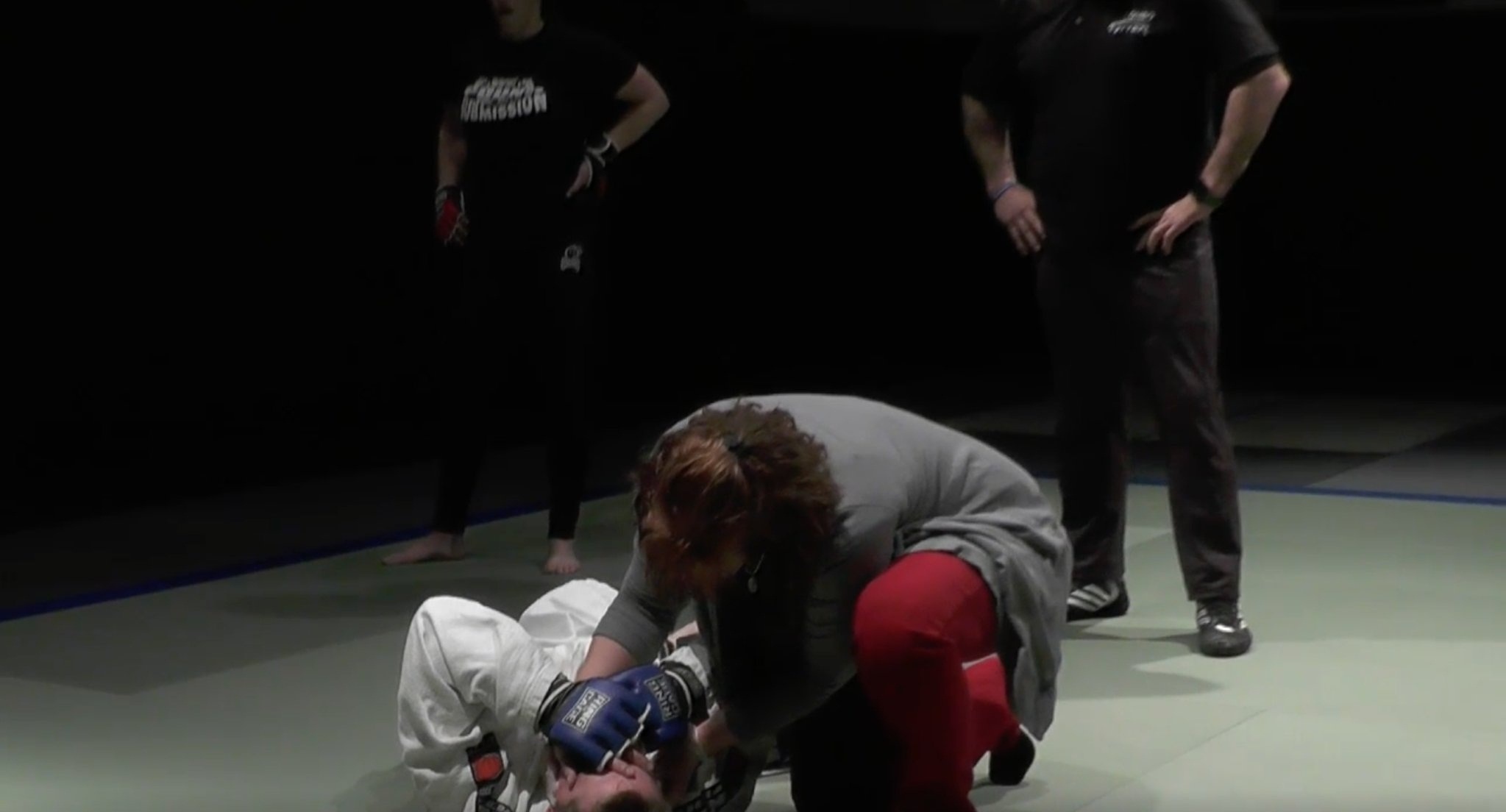 Knock-out nam vo si,  ba me hai con gianh phan thuong 1 trieu USD anh 3