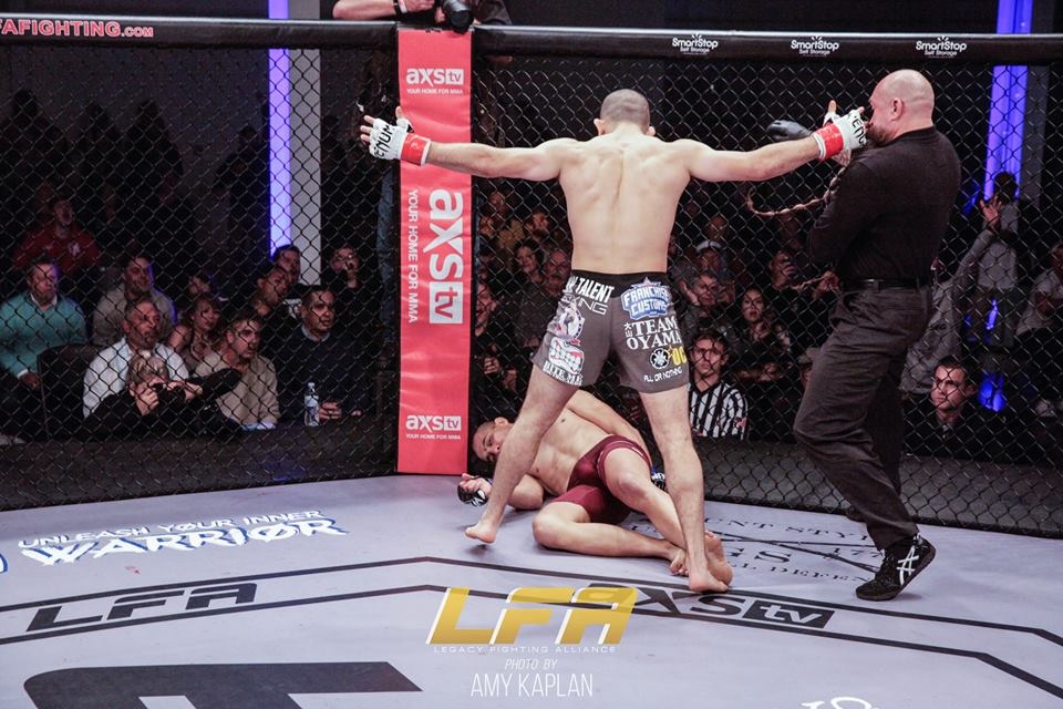 Mời đối thủ ra đòn,  võ sĩ MMA bị đấm knock-out ảnh 1 Moi doi thu ra don,  vo si MMA bi dam knock-out anh 1