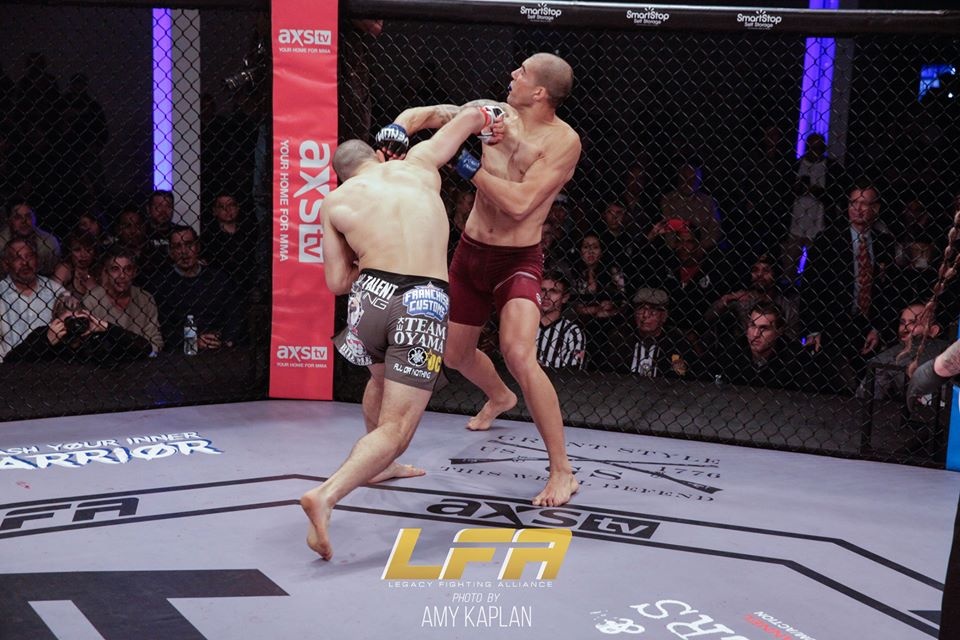 Chu quan truoc doi thu, vo si bi knock-out sau 27 giay hinh anh