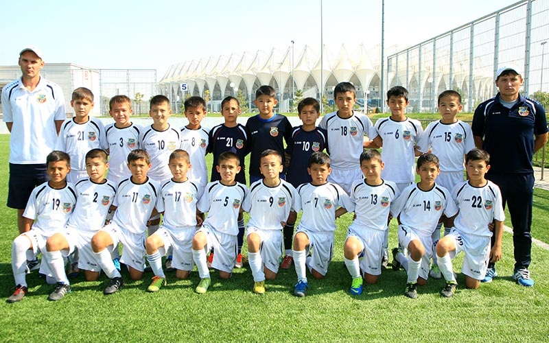 He thong dao tao tre hien dai cua doi bong Uzbekistan giau co hinh anh