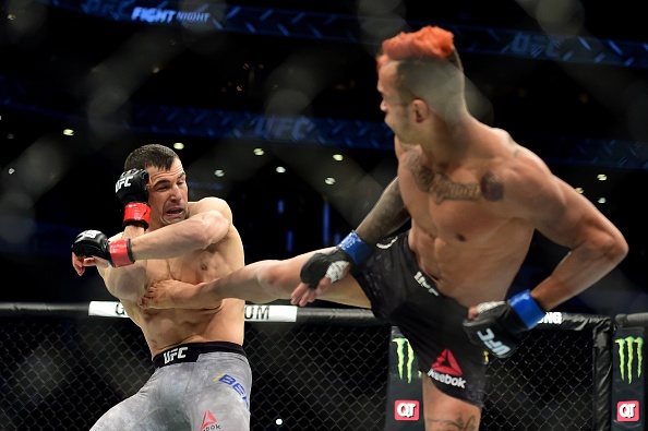 Vo si chien thang nho cu dam vao gan hinh anh