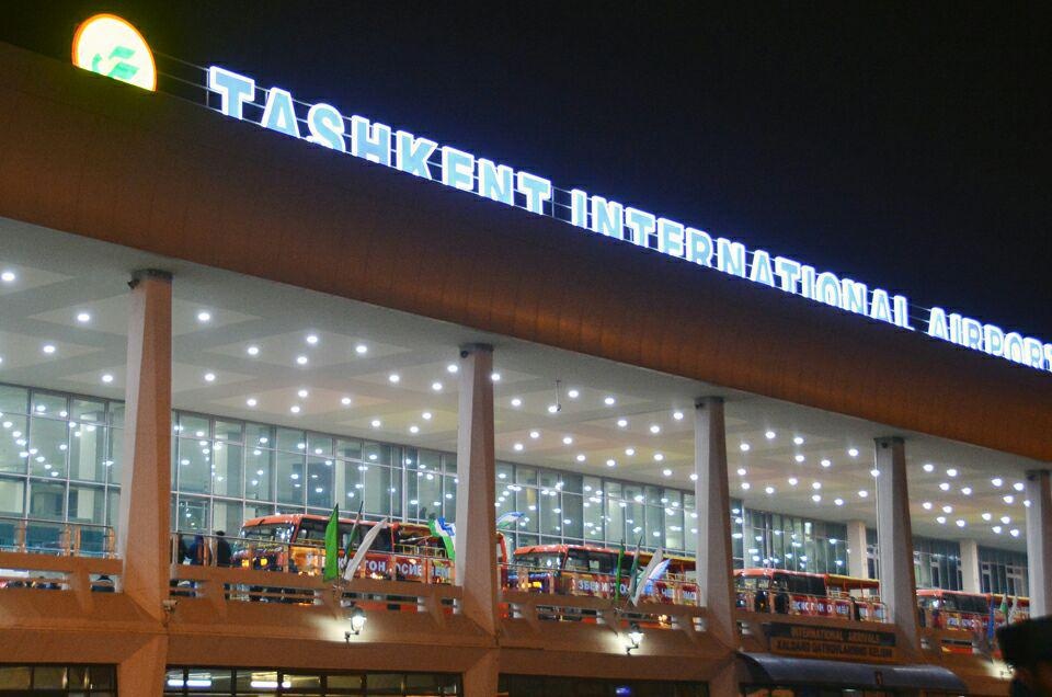 U23 Uzbekistan duoc chao don nong nhiet tai que nha hinh anh