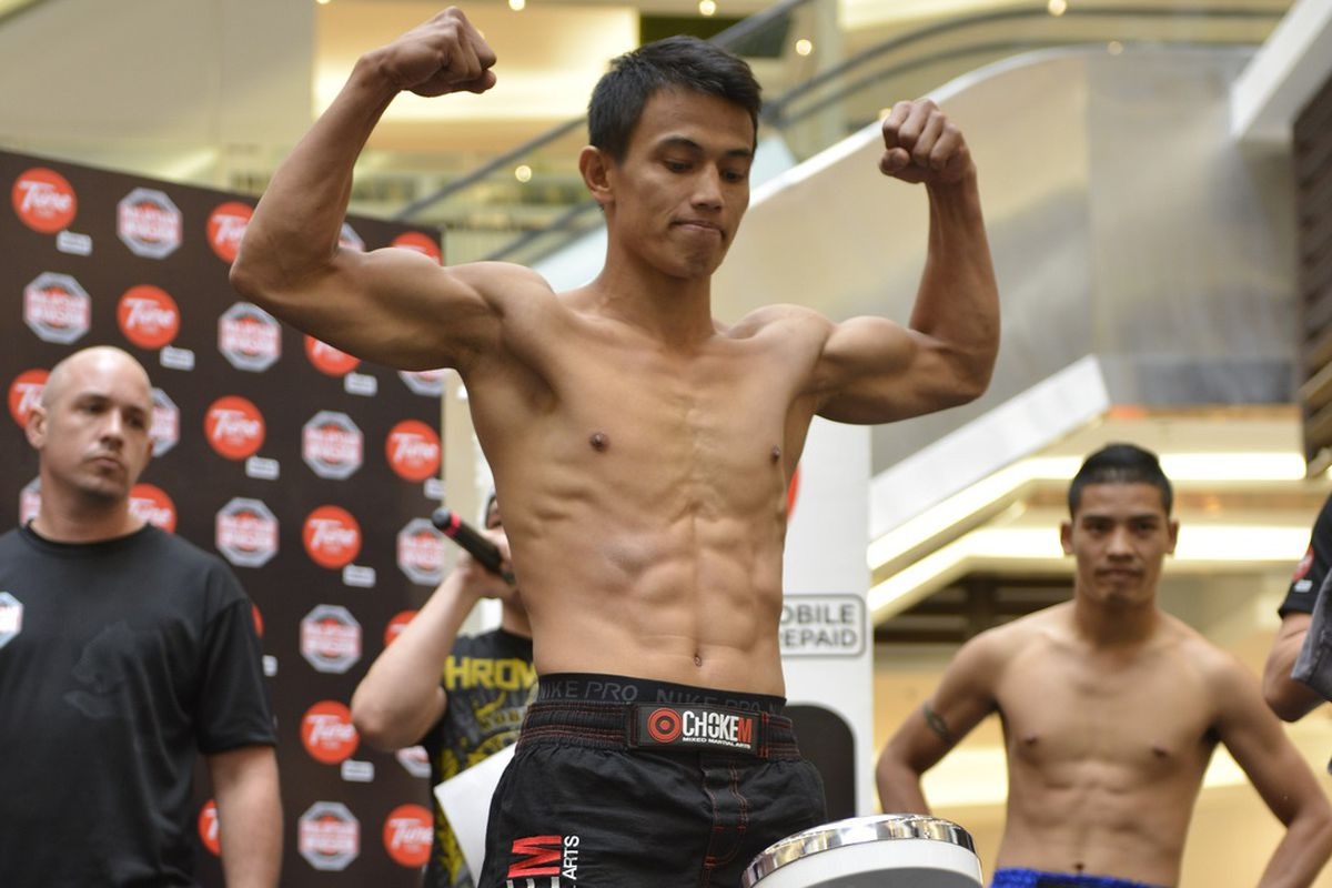 Võ sĩ tung tổ hợp đòn khiến đối thủ knock-out sấp mặt ảnh 1 Vo si tung to hop don khien doi thu knock-out sap mat anh 1