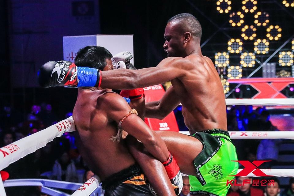 'Thanh Muay Thai' Buakaw knock-out doi thu sau 2 phut hinh anh